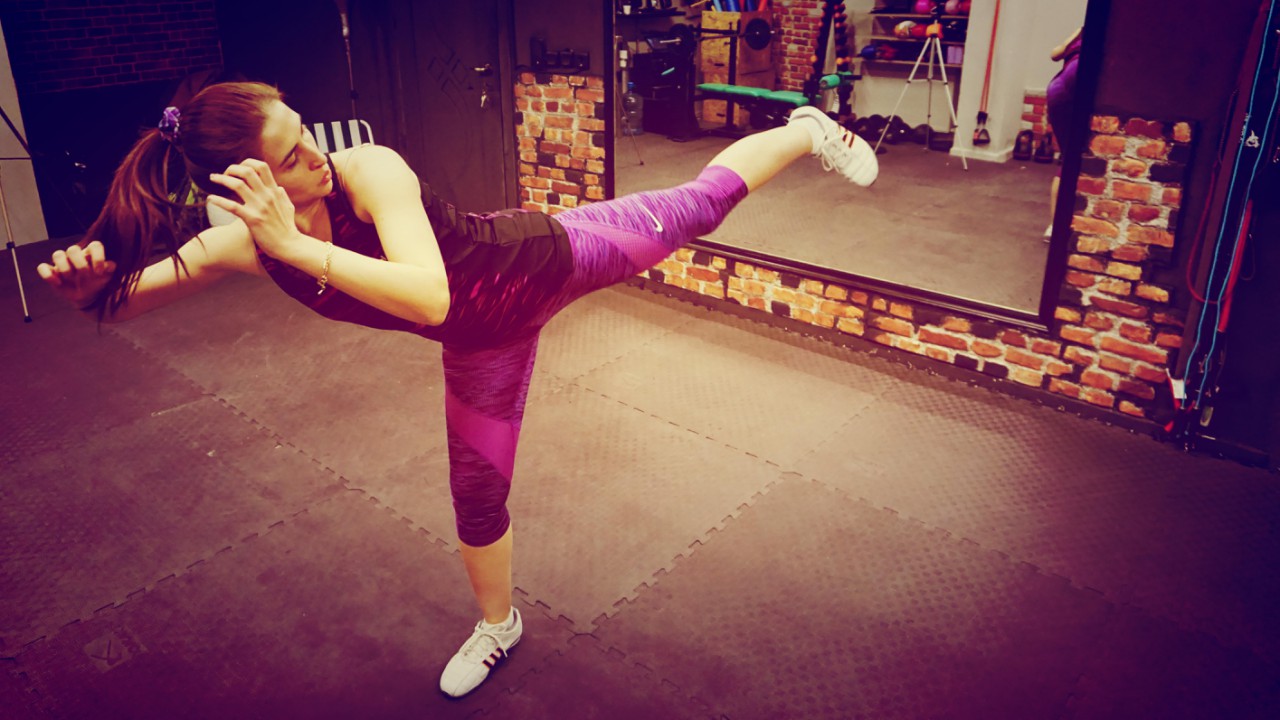 Kadın hocadan kadınlara özel kickboks dersi Kadın hocadan kadınlara özel kickboks dersi