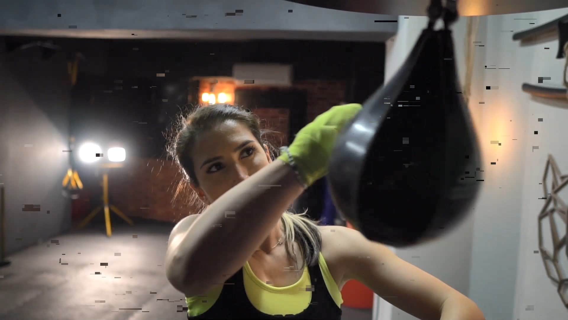 Kadın hocadan kadınlara özel kickboks dersi Kadın hocadan kadınlara özel kickboks dersi